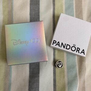 Pandora Disney charm Mickey and Minnie kissing silver charm